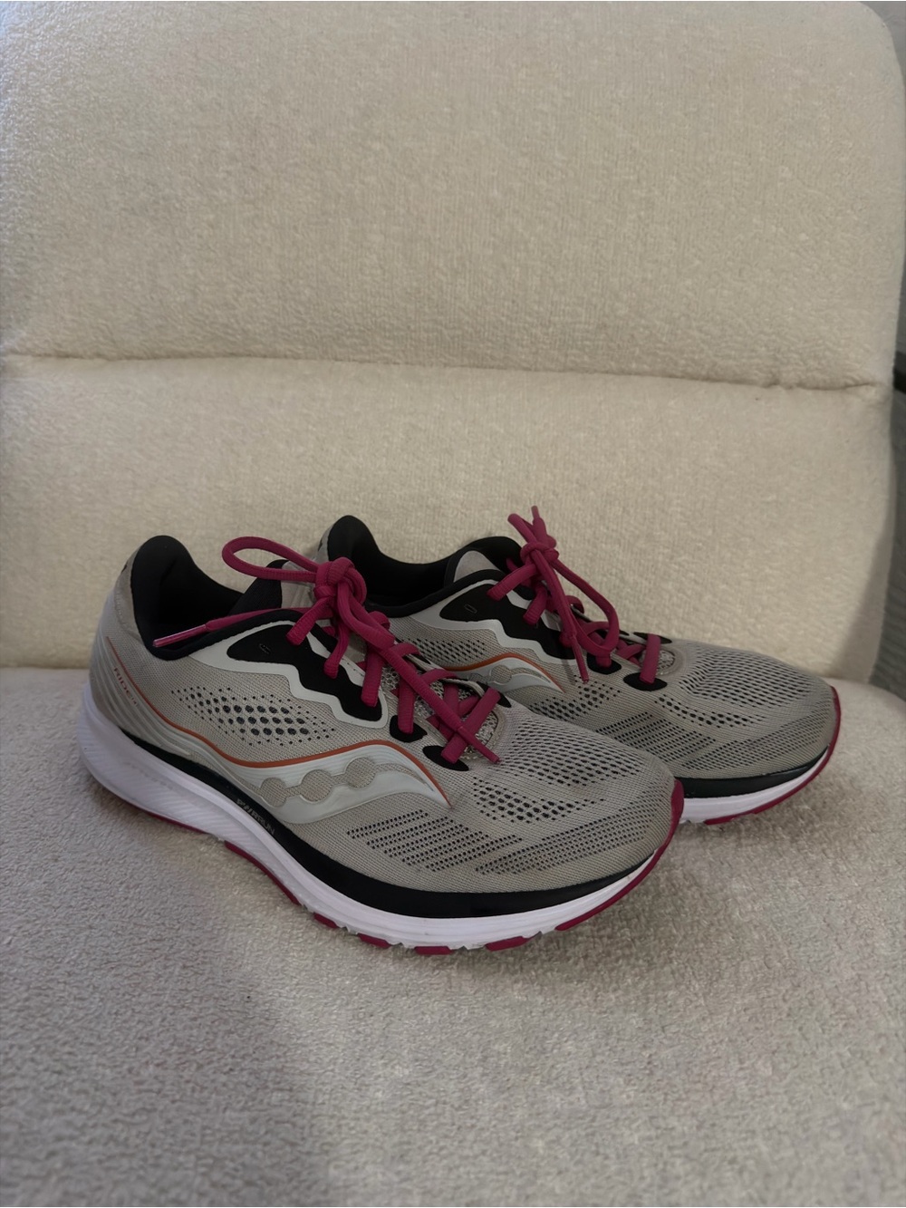 Saucony Women's Gray Running Sneakers with Pink Laces